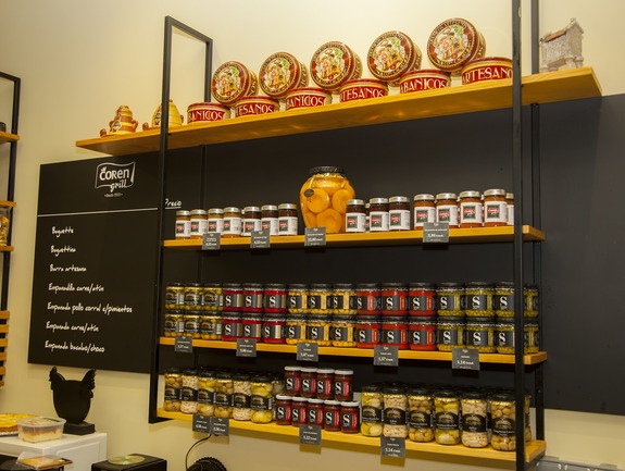 Estanter&iacute;a Conservas Coren Grill Bala&iacute;dos Vigo.jpg