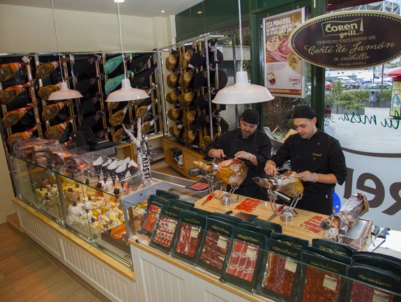 Mostrador Jamones Coren Grill Bala&iacute;dos Vigo.jpg