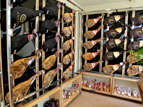 Jamones Coren Grill Rosali&shy;a de Castro Vigo.JPG